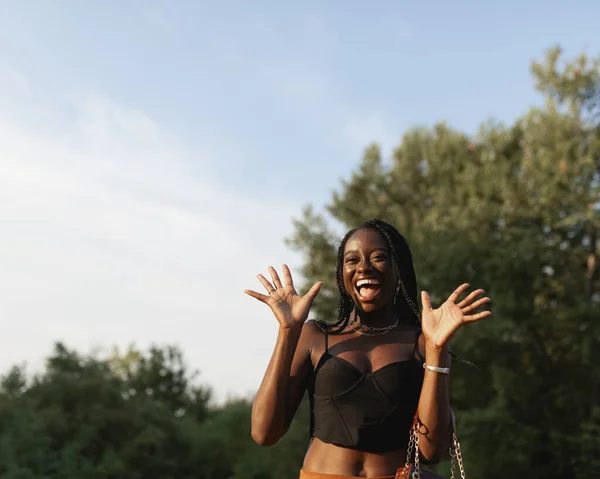 Uma Jovem Negra Com Tranças Cabelo Gesticula Fica Animada Durante — Fotografia de Stock