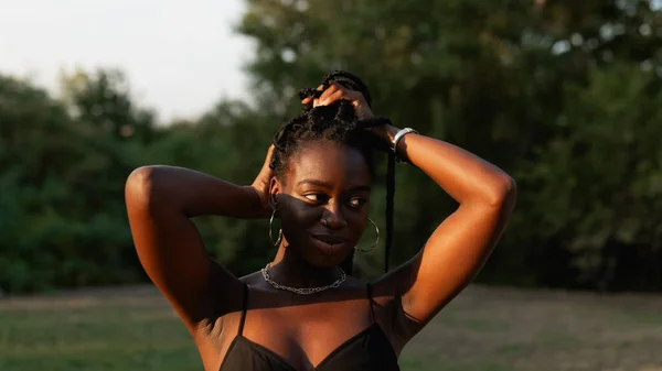 Uma Jovem Negra Com Tranças Toca Cabelo Sente Bonita Desfruta — Fotografia de Stock
