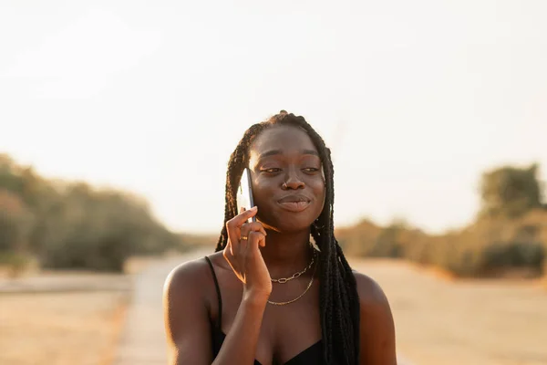 Eine Junge Schwarze Frau Mit Zöpfen Haar Plaudert Bei Einem — Stockfoto