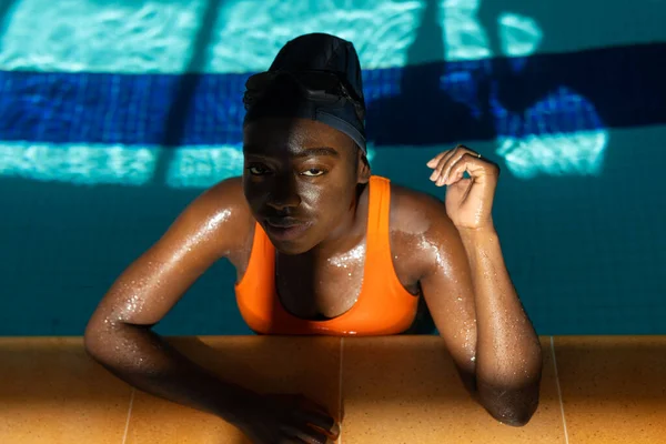 Black Young Woman Looking Camera While Resting Curb Heated Swimming — Stock Photo, Image