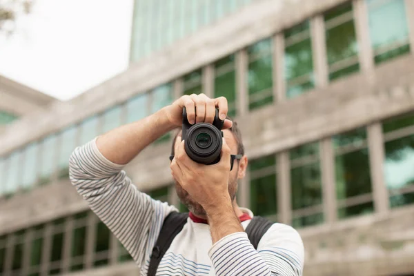 Mladý Muž Cestovatel Fotografující Digitálním Fotoaparátem Ulici Městě Španělsku — Stock fotografie