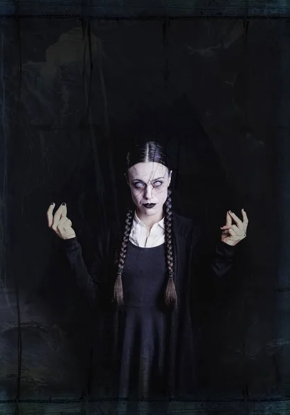 Woman Long Braids Gothic Dark Look Snaps Her Fingers Mysterious — Stock Photo, Image