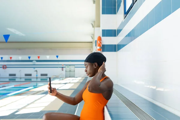 Black Young Woman Taking Selfie Sitting Bench Heatedswimming Pool — Stock Photo, Image