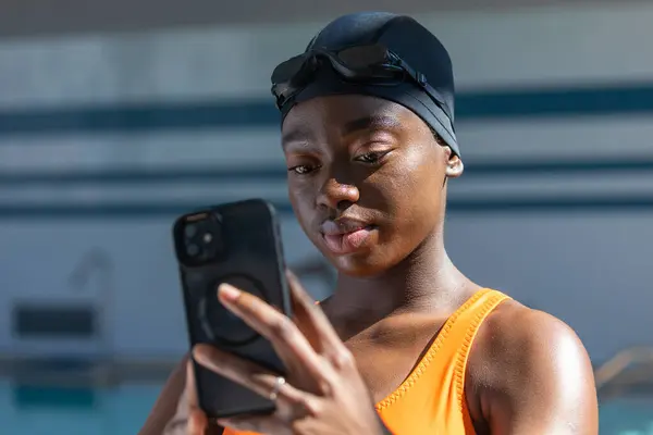 Black Young Woman Holding Her Smartphone While Standing Heated Swimming — Stock Photo, Image