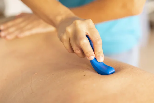 Une Physiothérapeute Féminine Masse Dos Homme Âgé Avec Outil Massage — Photo