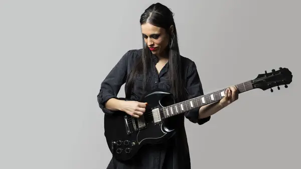 Een Jonge Vrouw Rocker Looking Muzikant Gitarist Geniet Van Het — Stockfoto