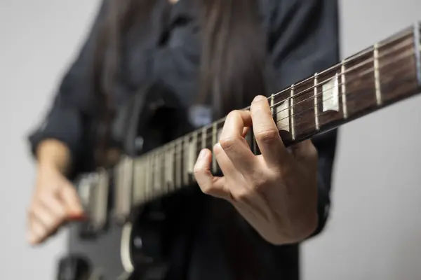 Detail Der Hände Einer Gitarristin Beim Spielen Von Akkorden Auf — Stockfoto