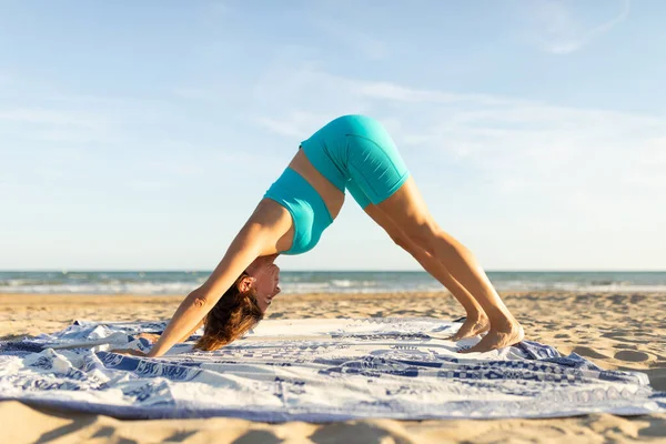 Женщина Средних Лет Выполняет Упражнения Пляже Оставаться Форме Лицензионные Стоковые Фото