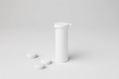 Kapalı bir aspirin tüpünün maketi, beyaz renk, plastik malzeme, telif alanı ile beyaz zemin