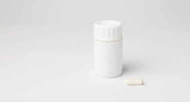 Kapsüllerdeki bir şişe B12 vitamininin kopyası, beyaz arka planda, kapalı, beyaz renkli, kopyalanmış
