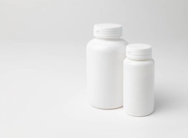 İki kapalı plastik ilaç şişesinin maketi, kopyalama alanı olan beyaz arka plan, tasarım modelleri için mükemmel.