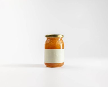 Yonca bal kavanozunun maketi, ilaç sativa, arı balı, yarım kilo ağırlığında, beyaz arka planda fotokopi alanı, gerçek fotoğraf.