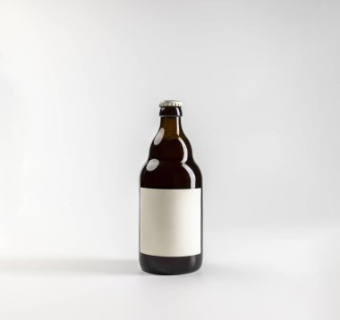 500 ml 'lik bira şişesi, beyaz arka planda kopyalanmış, gerçek fotoğraf.