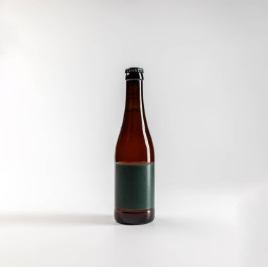 330 ml 'lik kehribar bira şişesi, beyaz arka planda kopyalanmış, gerçek fotoğraf.