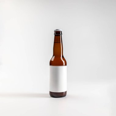 330 ml 'lik kehribar bira şişesi, beyaz arka planda kopyalanmış, gerçek fotoğraf.