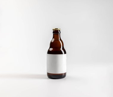330 ml 'lik kehribar bira şişesi, beyaz arka planda kopyalanmış, gerçek fotoğraf.