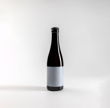 330 ml 'lik kehribar bira şişesi, beyaz arka planda kopyalanmış, gerçek fotoğraf.