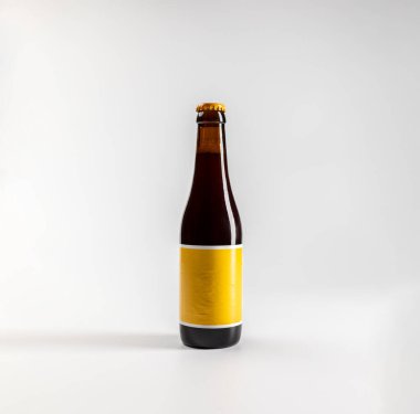 330 ml 'lik kehribar bira şişesi, beyaz arka planda kopyalanmış, gerçek fotoğraf.