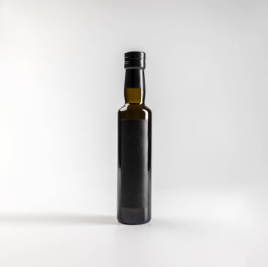 Özel kaliteli saf zeytinyağı şişesi, beyaz arka planda kopyalanmış, 750 ml, gerçek fotoğraf.
