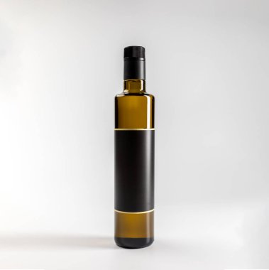 Birinci sınıf ekstra saf zeytinyağı şişesi, beyaz arka planda kopyalanmış, 500 ml, gerçek fotoğraf.