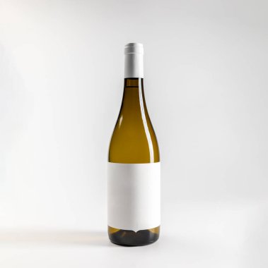 Beyaz şarap şişesinin kopyası, beyaz arka planda, kopyalanmış, 750 ml, gerçek fotoğraf.