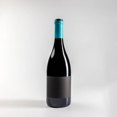 Bir şişe kırmızı şarap garnacha, beyaz arka planda kopyalanmış, 750 ml, gerçek fotoğraf.