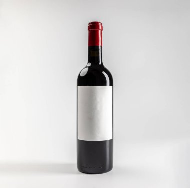 Klasik kırmızı şarap garnacha modeli, beyaz arka planda kopyalanmış, 750 ml, gerçek fotoğraf.