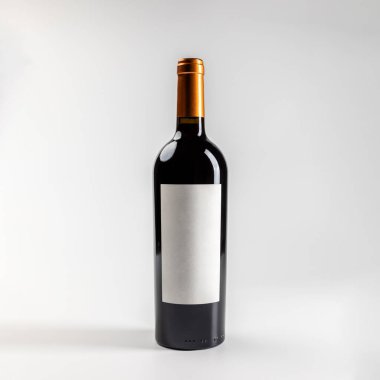 Klasik kırmızı şarap garnacha modeli, beyaz arka planda kopyalanmış, 750 ml, gerçek fotoğraf.