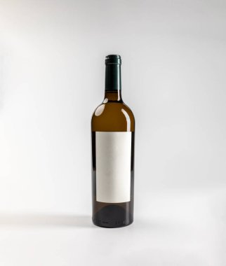 Kehribar beyaz garnacha şarabının kopyası, beyaz arka planda, 750 ml, gerçek fotoğraf.