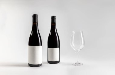 Klasik kırmızı şarap garnacha modeli, beyaz arka planda kopyalanmış, 750 ml, gerçek fotoğraf.