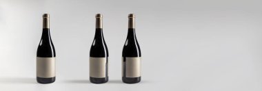 Kırmızı şarap garnacha 'nın bir kopyası, ön, arka ve yan görünüm, beyaz arka plan, 750 ml, gerçek fotoğraf