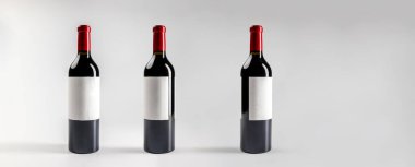 Kırmızı şarap garnacha 'nın bir kopyası, ön, arka ve yan görünüm, beyaz arka plan, 750 ml, gerçek fotoğraf