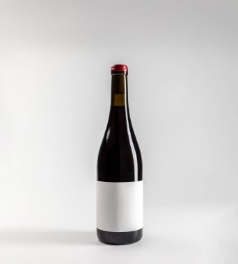 Klasik kırmızı şarap garnacha modeli, beyaz arka planda kopyalanmış, 750 ml, gerçek fotoğraf.