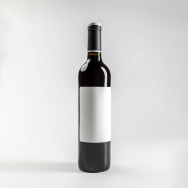 Klasik kırmızı şarap garnacha modeli, beyaz arka planda kopyalanmış, 750 ml, gerçek fotoğraf.
