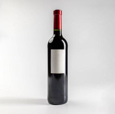 Klasik kırmızı şarap garnacha modeli, beyaz arka planda kopyalanmış, 750 ml, gerçek fotoğraf.