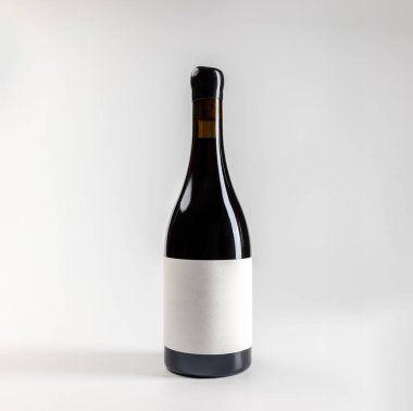 Klasik kırmızı şarap garnacha modeli, beyaz arka planda kopyalanmış, 750 ml, gerçek fotoğraf.