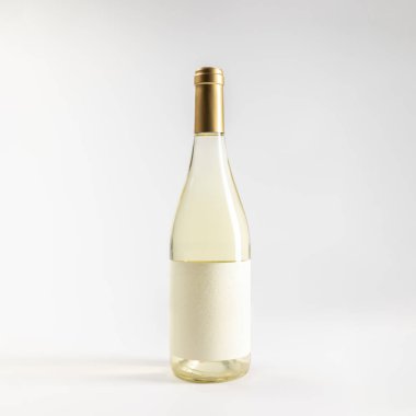 Saydam beyaz el bombası şarap şişesi modeli, beyaz arka planda, kopyalanmış, 750 ml, gerçek fotoğraf.