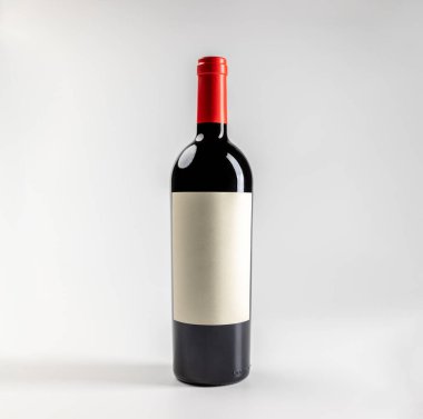 Klasik kırmızı şarap garnacha modeli, beyaz arka planda kopyalanmış, 750 ml, gerçek fotoğraf.