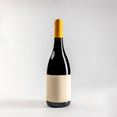 Klasik kırmızı şarap garnacha modeli, beyaz arka planda kopyalanmış, 750 ml, gerçek fotoğraf.