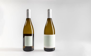 Beyaz şarap şişesinin maketi Chardonnay, önde ve arkada, beyaz arka plan, kopyalanmış alan, 750 ml, gerçek fotoğraf