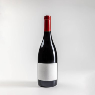 Klasik kırmızı şarap garnacha modeli, beyaz arka planda kopyalanmış, 750 ml, gerçek fotoğraf.