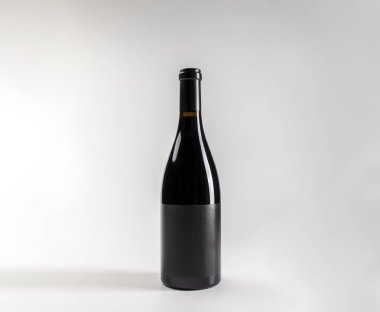 Klasik kırmızı şarap garnacha modeli, beyaz arka planda kopyalanmış, 750 ml, gerçek fotoğraf.