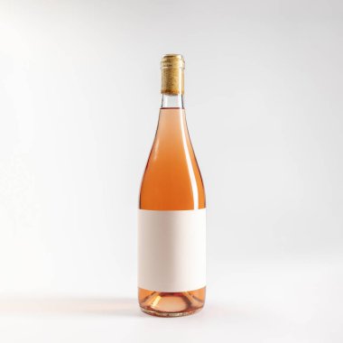 Saydam bir şişe Garnacha gül şarabının kopyası, beyaz arka planda kopyalanmış, 750 ml, gerçek fotoğraf.