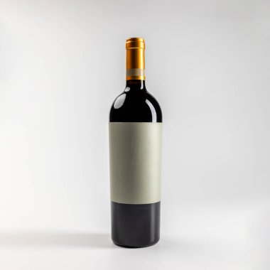 Klasik kırmızı şarap garnacha modeli, beyaz arka planda kopyalanmış, 750 ml, gerçek fotoğraf.