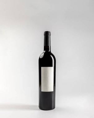 Klasik kırmızı şarap garnacha modeli, beyaz arka planda kopyalanmış, 750 ml, gerçek fotoğraf.