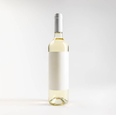 Şeffaf beyaz şarap Chardonnay şişesinin bir kopyası, beyaz arka planda, kopyalanmış, 750 ml, gerçek fotoğraf.