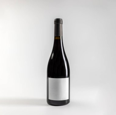 Kırmızı şarap garnacha 'nın bir kopyası, zarif, beyaz arka planda, kopyalanmış, 750 ml, gerçek fotoğraf.