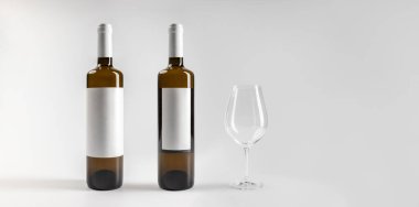 Kehribar beyaz şarap, önde ve arkada, bir bardak şarapla, beyaz arka planda, kopyalanmış 750 ml, gerçek fotoğraf.