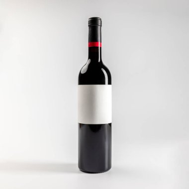 Bir şişe kırmızı şarap garnacha, beyaz arka planda kopyalanmış, 750 ml, gerçek fotoğraf.