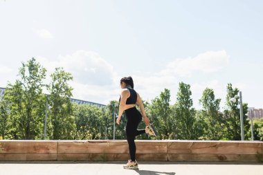 Bir kadın yurtdışındaki bir egzersiz seansında bacaklarını dinlendiriyor, Zaragoza, İspanya